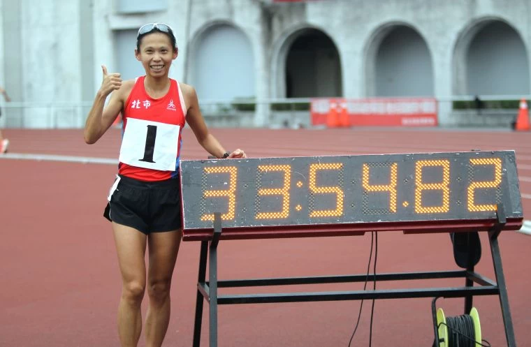 曹純玉在109年全國田徑錦標賽女子1萬公尺決賽，以33分54秒81破高懸11年全國紀錄。林嘉欣／攝影。