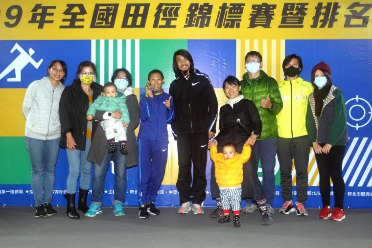 曹純玉和教練及親友合影。林嘉欣/攝影。