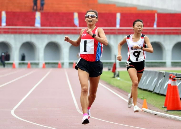 曹純玉在109年全國田徑錦標賽女子1萬公尺決賽,以33分54秒81破高懸11年全國紀錄。林嘉欣/攝影。