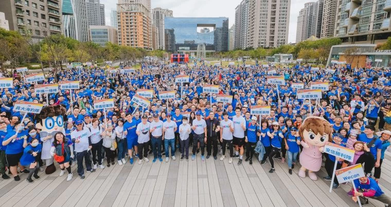 南山YOUNG光運動節12月5日於臺中市政公園舉行,逾千人參加一起健康行動,一起BAM年輕。大會提供
