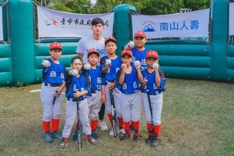 統一獅陳傑憲於南山YOUNG光運動節特別教導和平區自由國小棒球隊小球員技巧,一同同樂。大會提供