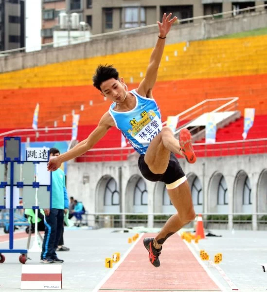 林昱堂以7公尺88在男子跳遠決賽封王,打破高懸8年的大會紀錄。林嘉欣/攝影。