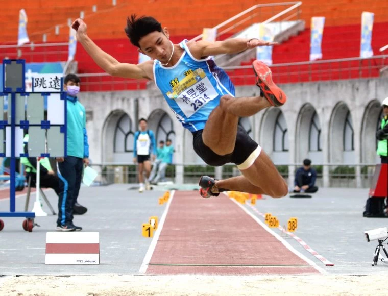 林昱堂以7公尺88在男子跳遠決賽封王,打破高懸8年的大會紀錄。林嘉欣/攝影。