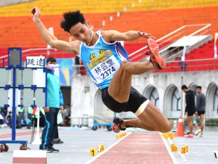 林昱堂以7公尺88在男子跳遠決賽封王,打破高懸8年的大會紀錄。林嘉欣/攝影。