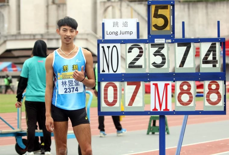 林昱堂以7公尺88在男子跳遠決賽封王,打破高懸8年的大會紀錄。林嘉欣/攝影。