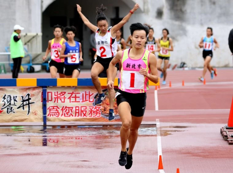 女子3000公尺障礙決賽，全國紀錄保持人新北市陳昭郡（前）以11:00.35破大會。林嘉欣／攝影。