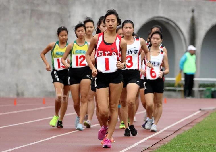 江佳柔(前)在女子1萬公尺競走封后。林嘉欣/攝影。