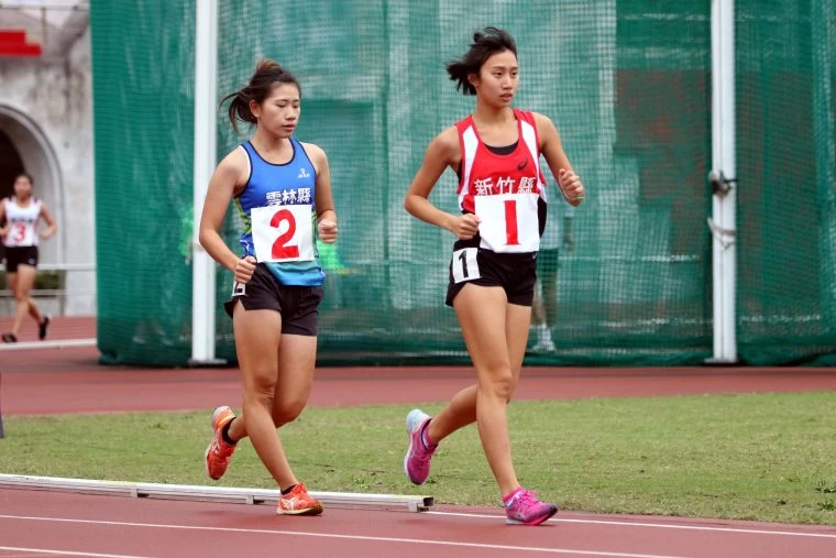 江佳柔(前)在女子1萬公尺競走封后。林嘉欣/攝影。