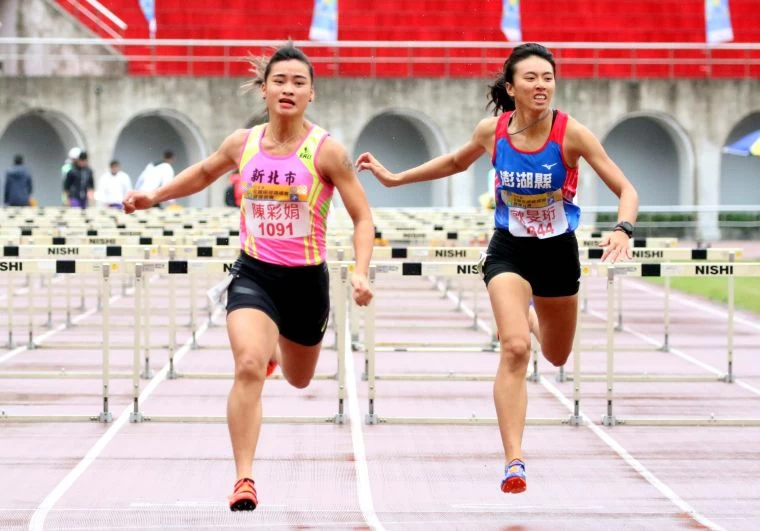 新北市陳彩娟以破大會的5153分摘金,澎湖縣高中生歐旻珩第二。林嘉欣/攝影。