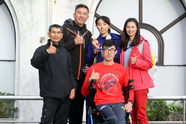 歐旻珩家人和昔日教練都到場為她加油。林嘉欣/攝影。