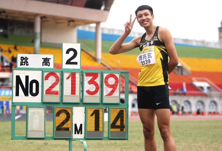 傅兆玄以2.14跳破高懸12年大會紀錄。林嘉欣/攝影。
