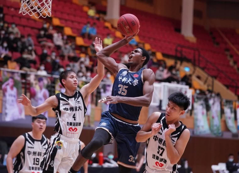 世新大學丹尼爾單場12分17籃板。大會提供