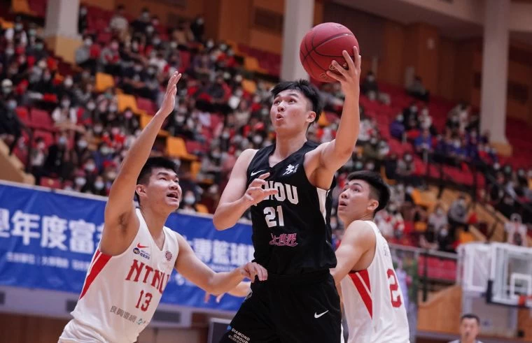 義守大學呂威霆單場16分9籃板。大會提供