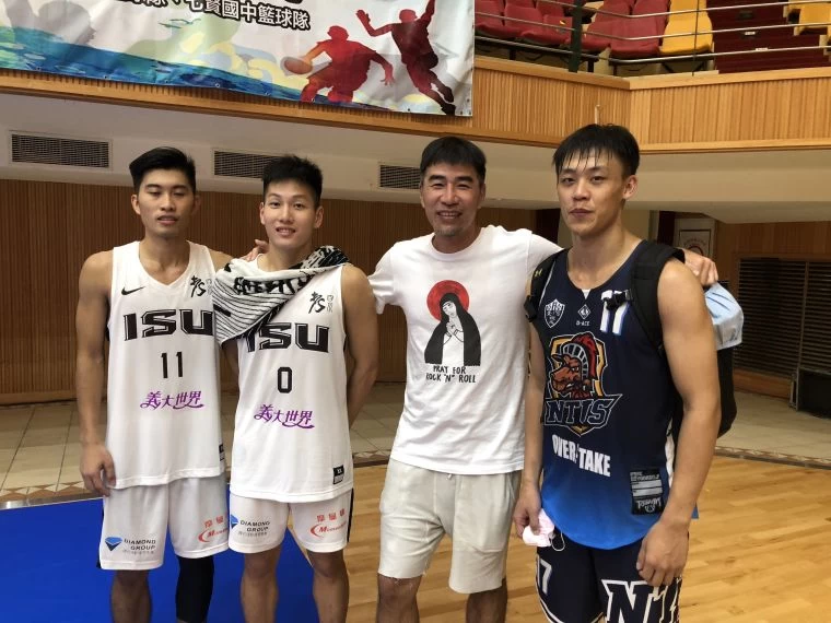 義守「東中師徒會」教練邱聖豪(右二)與愛將陳孝禹(左)、劉以道(左二)及臺體的高立融。大會提供