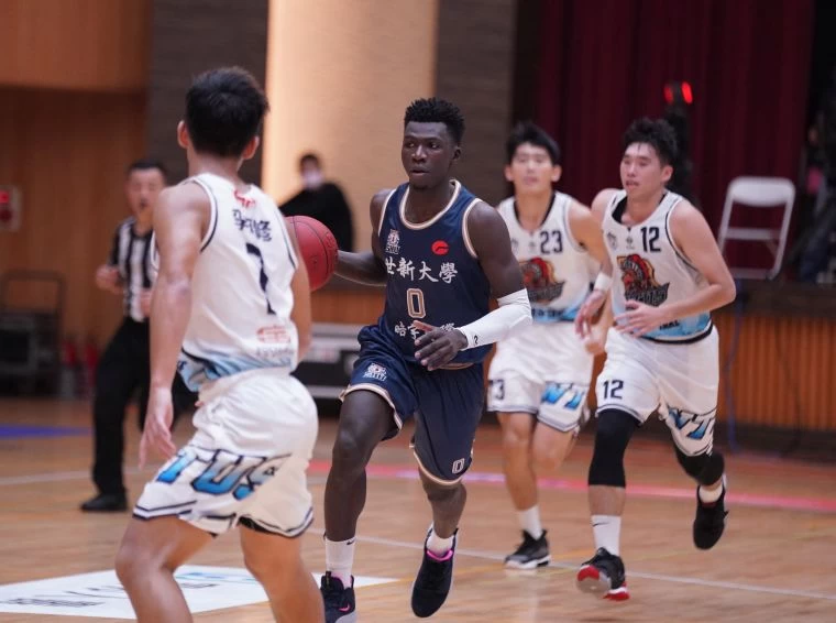 世新大學阿巴西貢獻20分13籃板「雙十」表現。大會提供