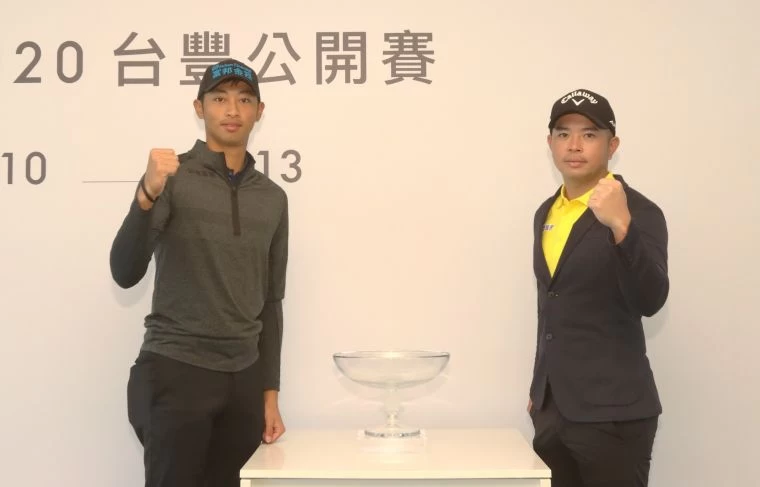 2020台豐公開賽記者會王偉軒(右)和詹世昌與冠軍盃。鍾豐榮攝影