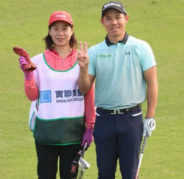 第三回合黃祥豪媽媽陪走18洞打出68桿好成績。鍾豐榮攝