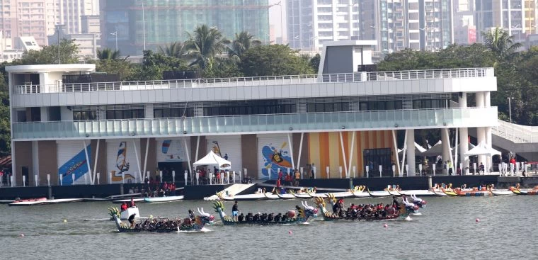 城市盃龍舟在左營蓮池潭水域運動中心週邊場地舉行，該中心將在明年三月間正式成啟用 。高雄運發局提供