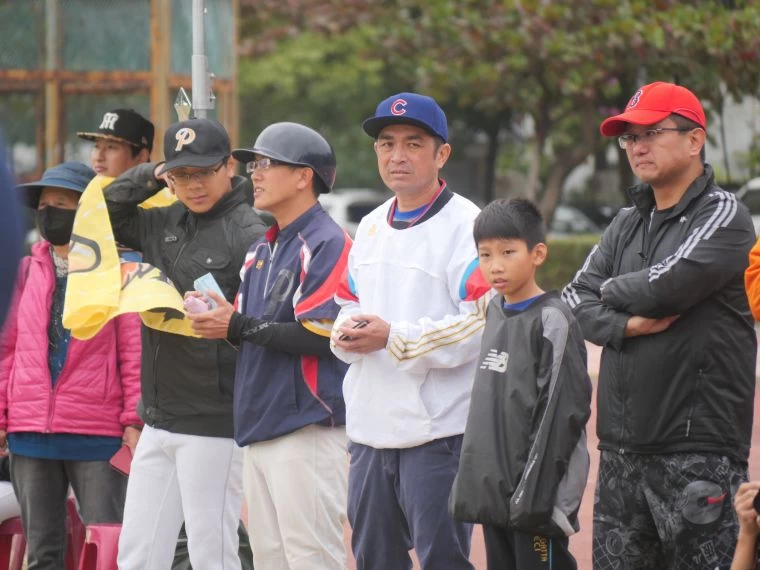 小馬棒球領隊王崇耀(右三)。吳敏欣攝