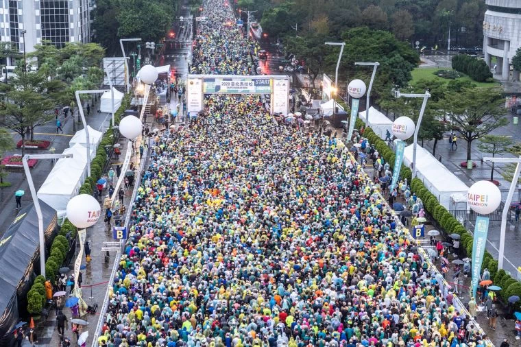 2020臺北馬拉松今天盛大開跑,共2萬8千名跑者一起勇感呼吸。大會提供