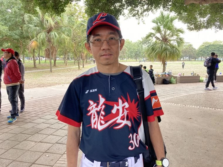桃園龍安國小體育組長兼棒球隊總教練陳晉銘,一早跑完台北馬趕到嘉義參與球隊賽事。