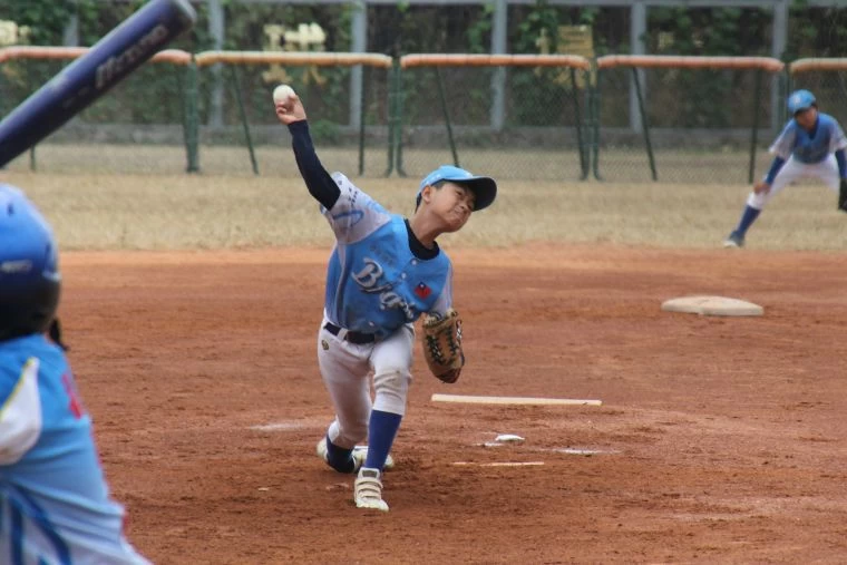刀鋒閃電小童星李奕樵攻守俱佳。