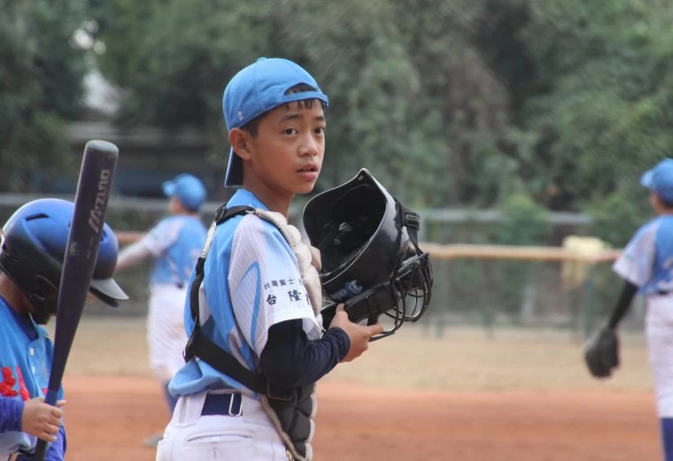 刀鋒閃電小童星李奕樵除了投、捕外,內野也都能守。
