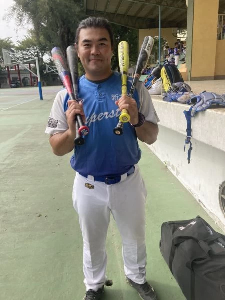 曾琮萱自掏腰包為小朋友添購球棒。吳敏欣攝