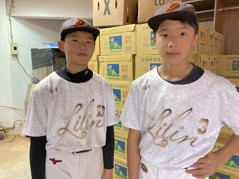 新北麗林藍超級好友尤崇定(右)、楊睿恩(左)合力替球隊守住勝利。