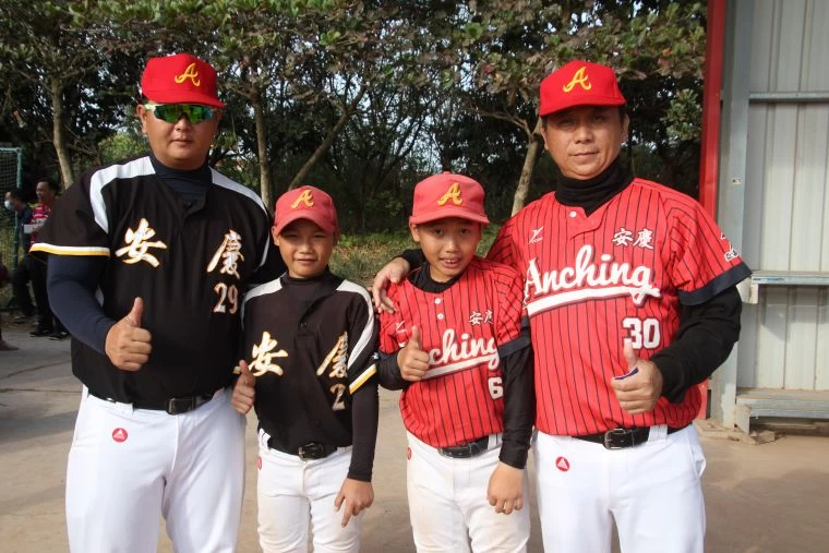 安慶教練及陳江和兩名寶貝兒子陳軒奇(右二)、陳竑愷(右三)。