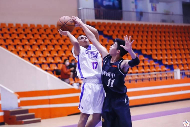 大倫蔡堉杰(左)最後14.2秒2罰中1後57:55贏球。大會提供