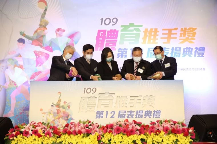 榮耀匯聚,象徵選手們及體育運動在全球發光發熱。(左起:中華體總張朝國會長、教育部潘文忠部長、蔡英文總統、中華奧會林鴻道主席及教育部體育署張少熙署長)。體育署提供