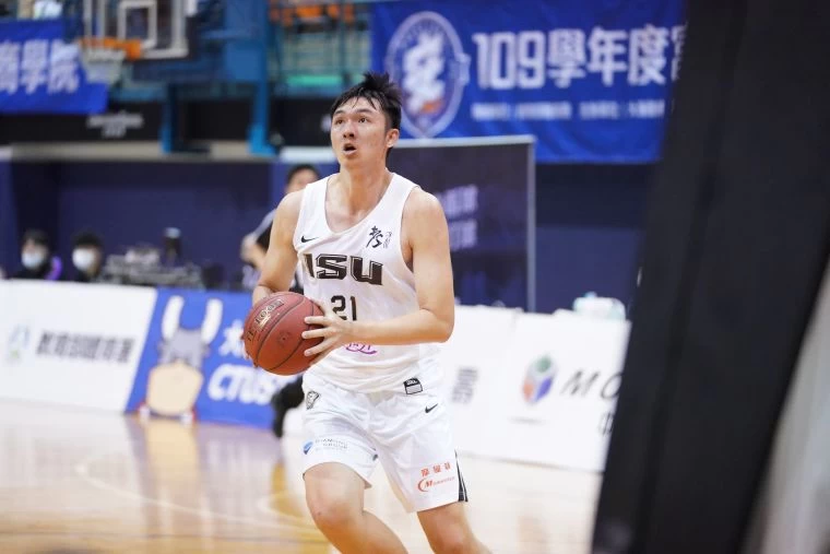 義守呂威霆11分13籃板3阻攻。大會提供
