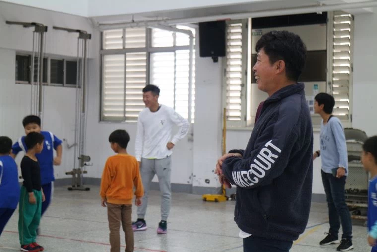曾俊欣父子為小球員們進行體能訓練。官方提供