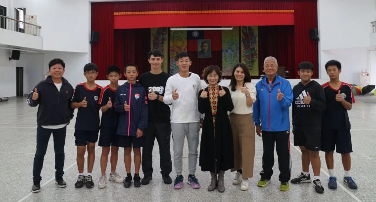 長虹教育基金會李如華執行長,與曾俊欣父子及孫台育校長、鍾安太教練、美崙國中網球隊合影。官方提供