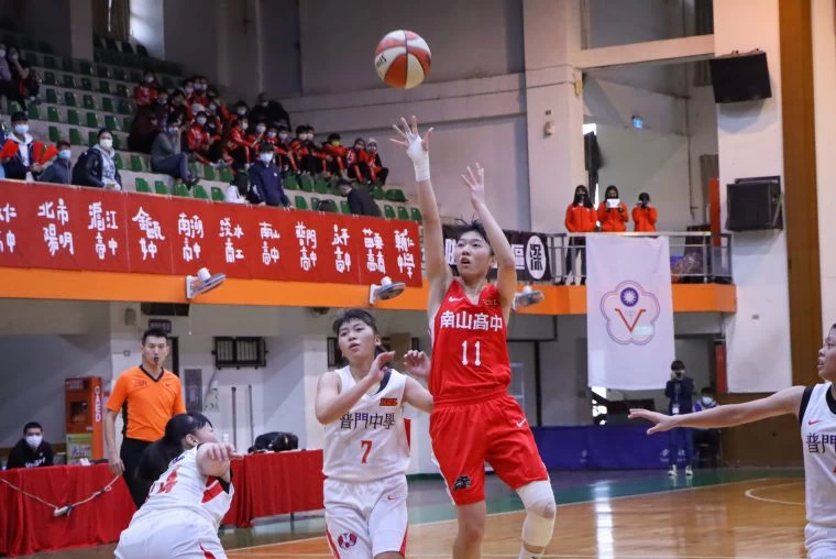 南山高三前鋒林品妤6投中4飆26分、9籃板、7助攻。大會提供