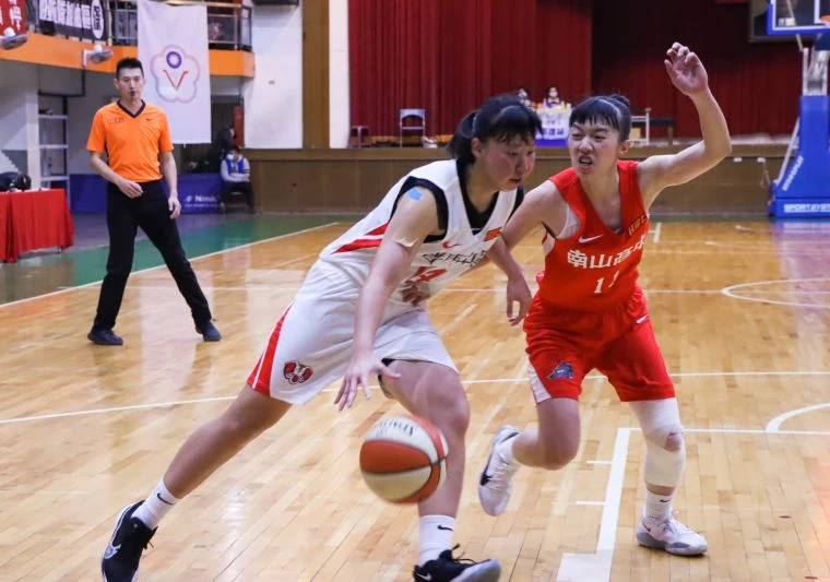普門高二中鋒溫雅云拿17分、10籃板「雙十」。大會提供