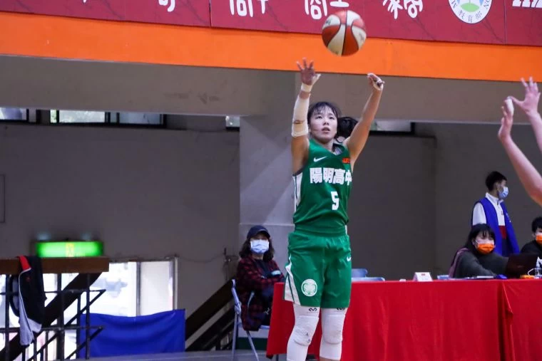 陽明高三「一姊」李若瑋三分球5投中2拿18分、4籃板。大會提供