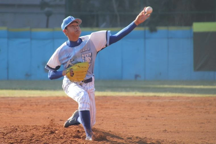 大溪高中高一左投陳品宏,對屏中完投7局失1分奪勝投。