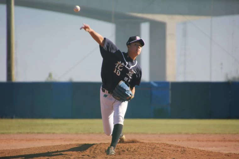 花蓮體中林逸翔中繼7局奪勝投。