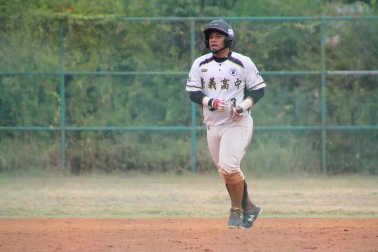 崇義高中張鑫瑜8局下敲出致勝安打。