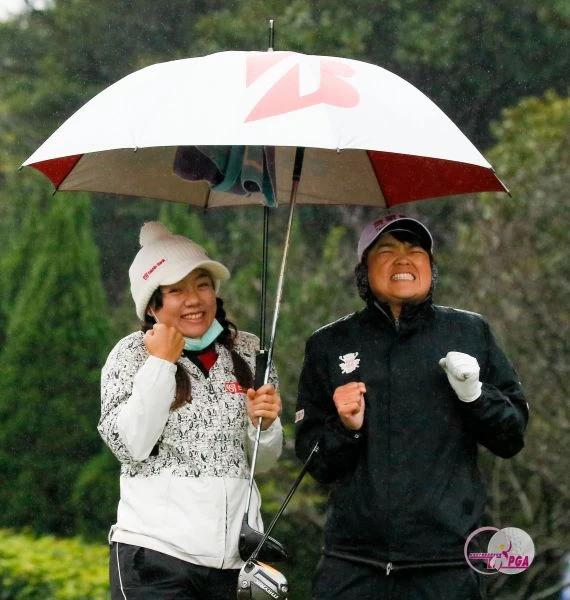 選手冷到臉都紅了。TLPGA提供/葉勇宏攝影