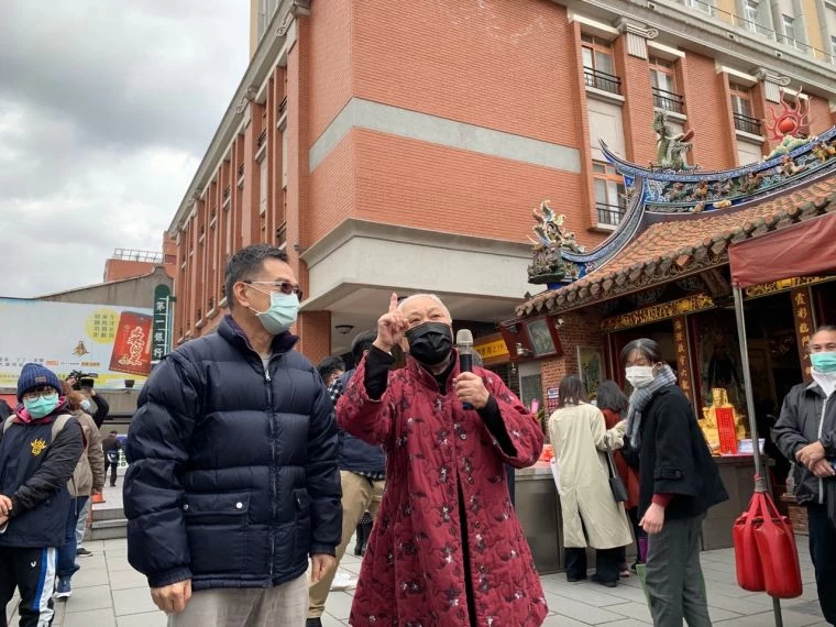 台北霞海城隍廟管理人陳文文（右）到場感謝所有民眾參與擲筊贈免費名額的活動。大會提供