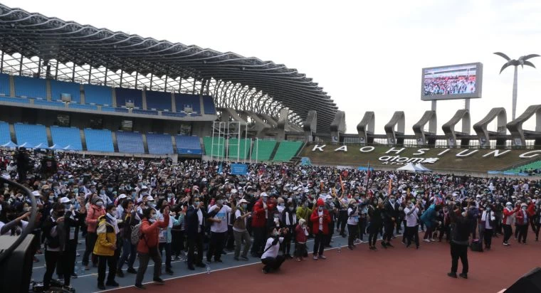 2021第五屆艾多美公益路跑ATOMY RUN！」在高雄市高雄國家體育場熱情展開。高市運動發展局提供