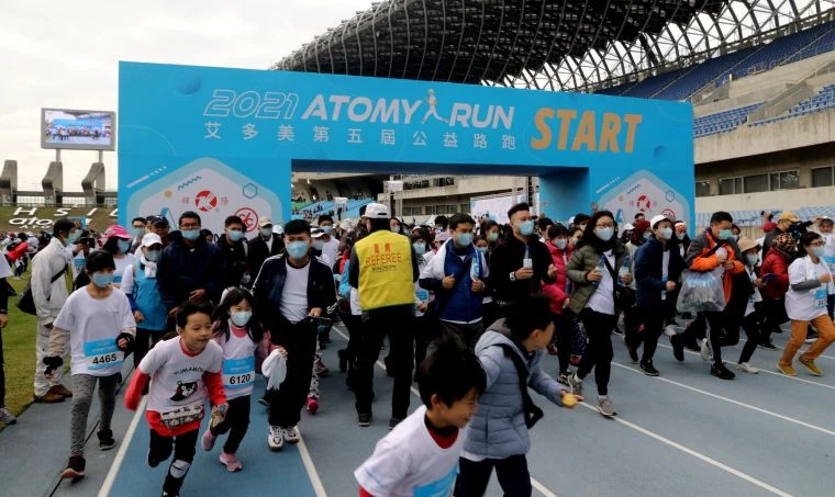 2021第五屆艾多美公益路跑ATOMY RUN！」在高雄市高雄國家體育場熱情展開。高市運動發展局提供