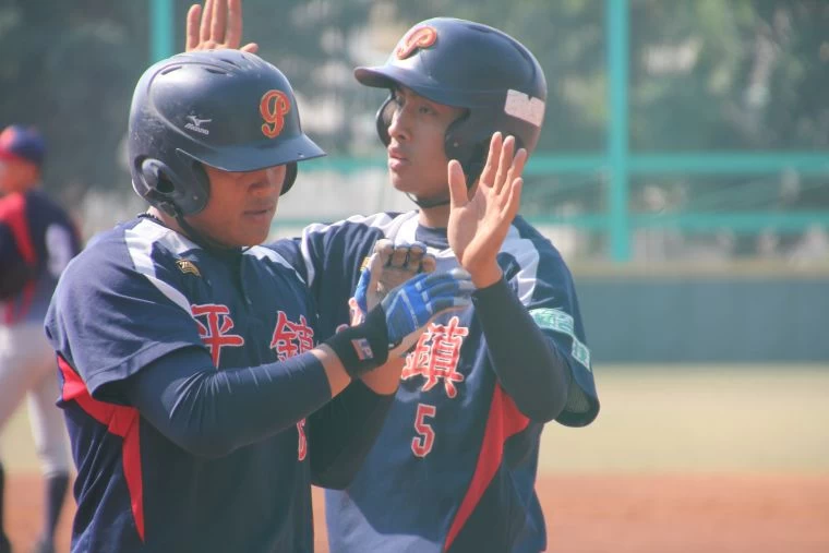 平鎮高中李灝宇(左)開轟送回壘上隊友董子恩(右)。