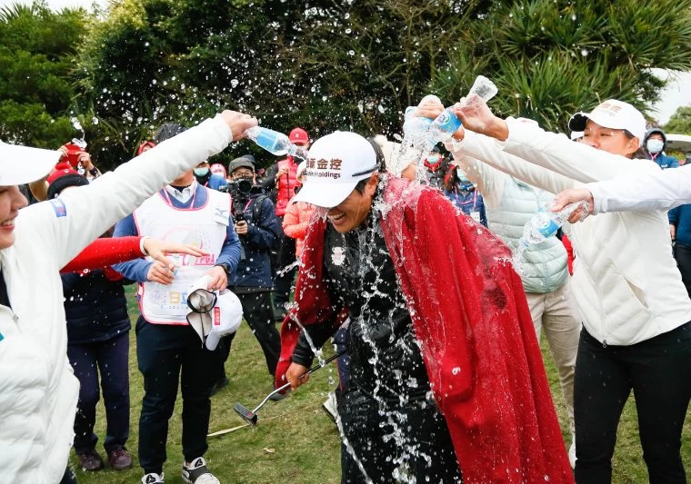 錢珮芸確定拿下冠軍後，接受選手澆水慶賀。TLPGA／葉勇宏攝