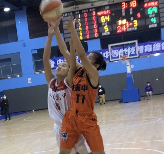懷生李季芸(右)、永仁許婉昀爭球互不讓。大會提供