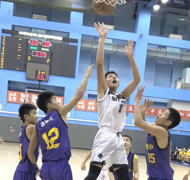 明仁小長人陳均維禁區大殺。大會提供