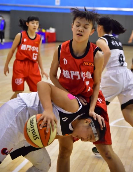 普門李宜庭(右)卯上復興楊巧聿(左)的「鐵頭功」。大會提供
